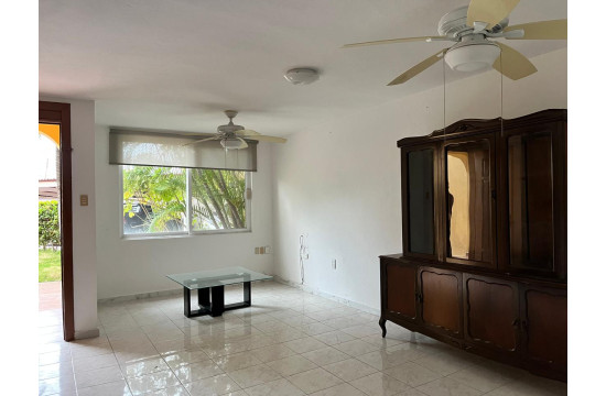 Bonita Casa Equipada en Venta con Alberca Común