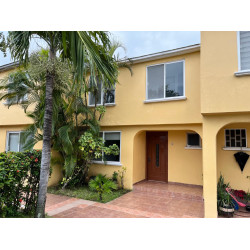 Bonita Casa Equipada en Venta con Alberca Común