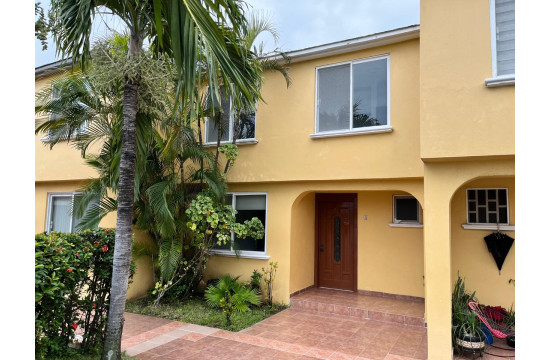 Bonita Casa Equipada en Venta con Alberca Común