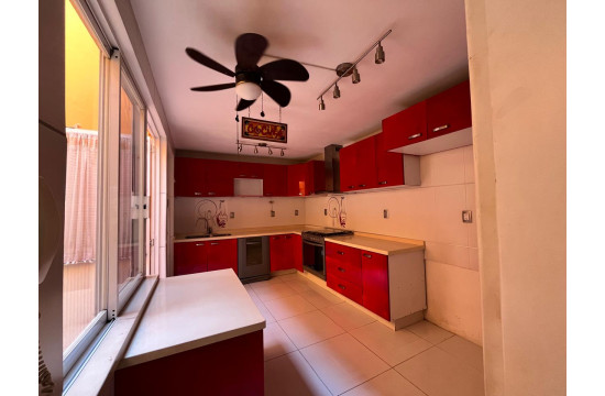 Hermosa Casa Equipada en Venta con Alberca Común