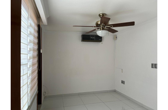Hermosa Casa Equipada en Venta con Alberca Común
