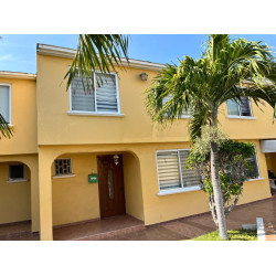 Hermosa Casa Equipada en Venta con Alberca Común