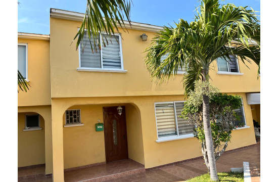Hermosa Casa Equipada en Venta con Alberca Común