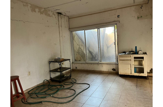 ¡Oportunidad de Inversión! Terreno Completo con Construcción en Venta